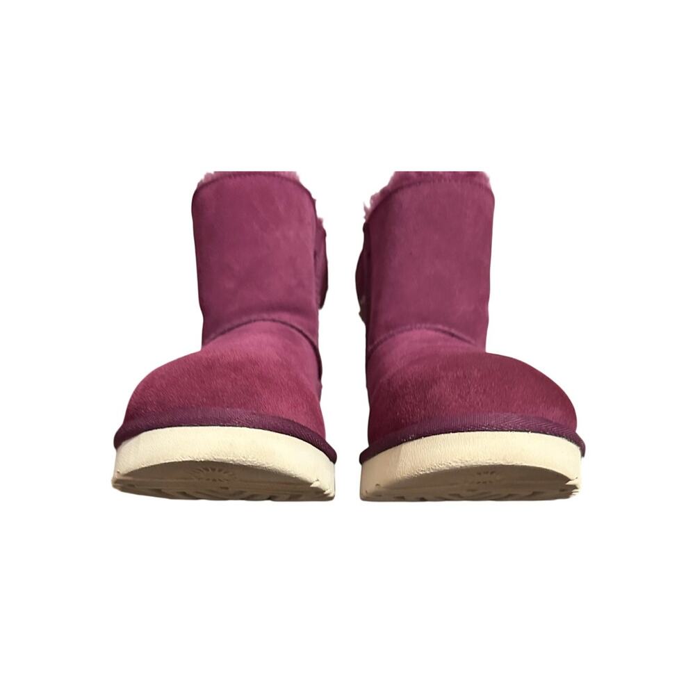 UGG PREOWNED EXCELLENT CONDITION - Purple suede boots lined